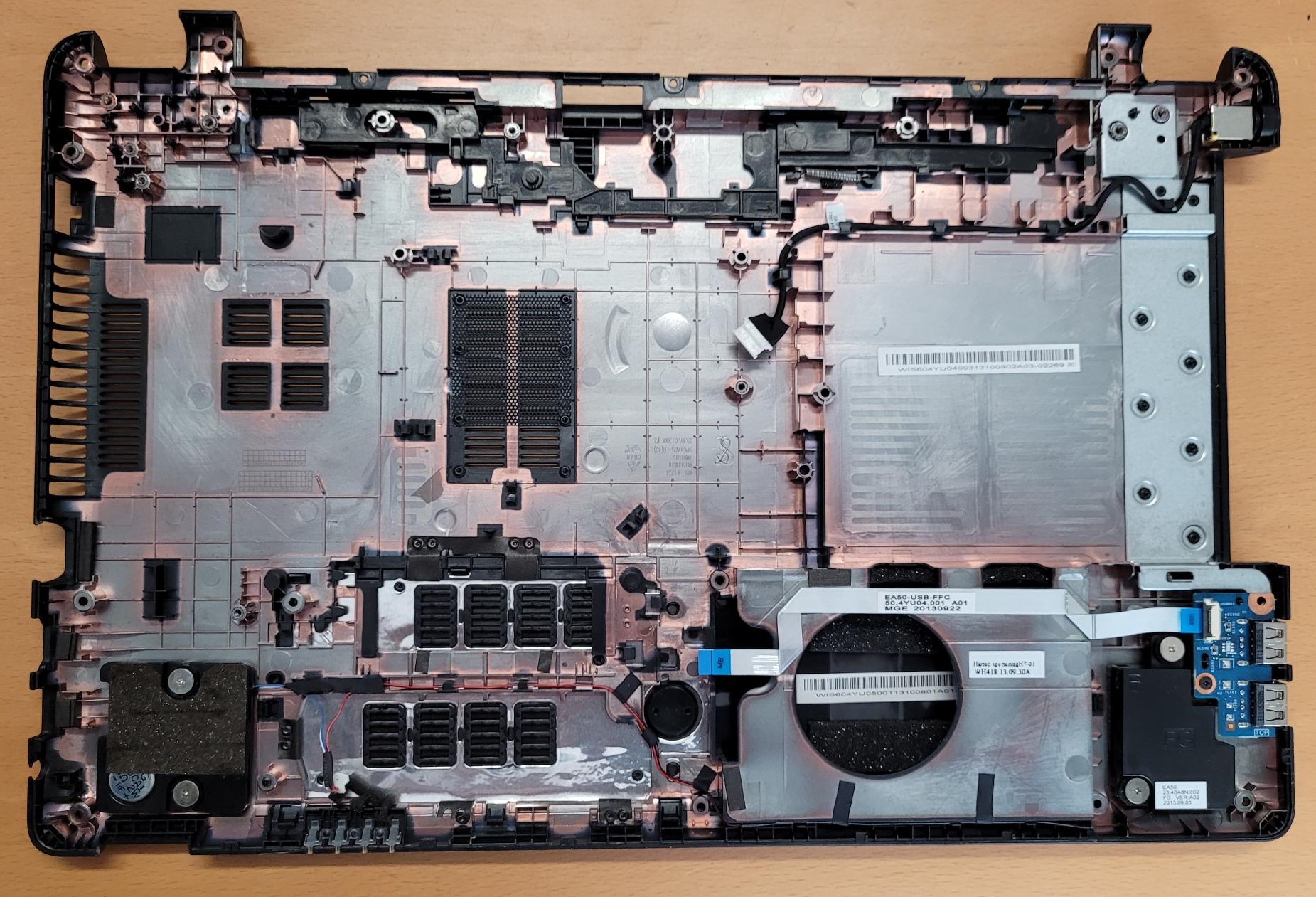 Acer Aspire E1-522-5423 15,6" originele bottom cover met deksel 60.4YU04.004 incl. speakers en usb poorten, power schakelaar - Afbeelding 2