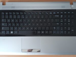 Samsung S3520 Palmrest met Keyboard, Touchpad, en Speakers BA81-12683A